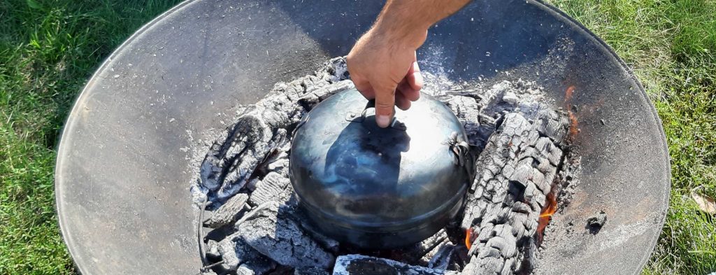 Das UFO ist extrem heiss. Man muss Handschuhe von guter Qualität tragen, sonnst kommt es zu Brandwunde! Umso besser wenn du eine Zange zum Umdrehen des Sperrriegels vorbereitest. 