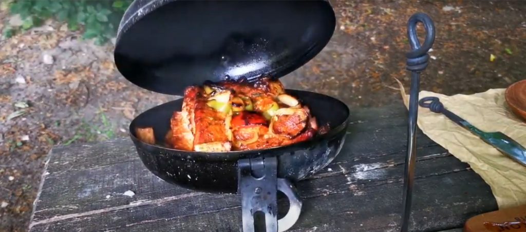 Wir sind Fans für Grillen, Kochen und Braten am Lagerfeuer und haben uns dieses unglaublich einfache aber großartige Gerät entdeckt!
Wenn existiert Liebe auf ersten Blick, dann das wars’s! – UFO Bratdiskos