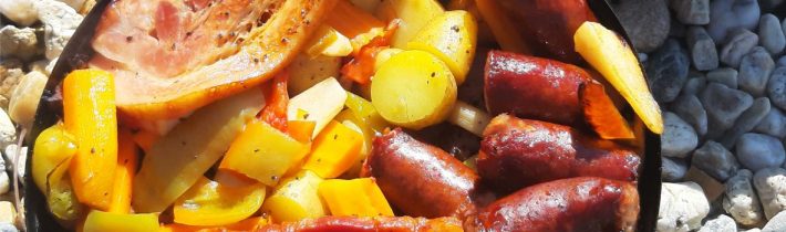 Mariniertes Schweinefilet mit Räucherwurst und Gemüsen