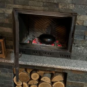 UFO im Kamin in der Winterzeit Wenn der Kamin oder Öfen (mit Holz geheizt) eine Tür hat, wo das Diskos hineinpasst, auch im Winter muss man auf Rächergeschmack der im Diskos zubereiteten Speisen verzichten